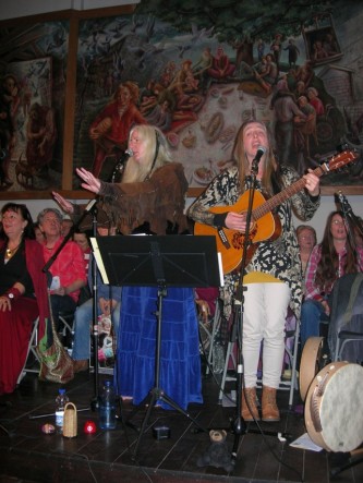 Die Nacht der spirituellen Lieder! Mit Regine Steffes (linker Rand), Peti und Paula sowie dem Mantrenchor im Hintergrund.